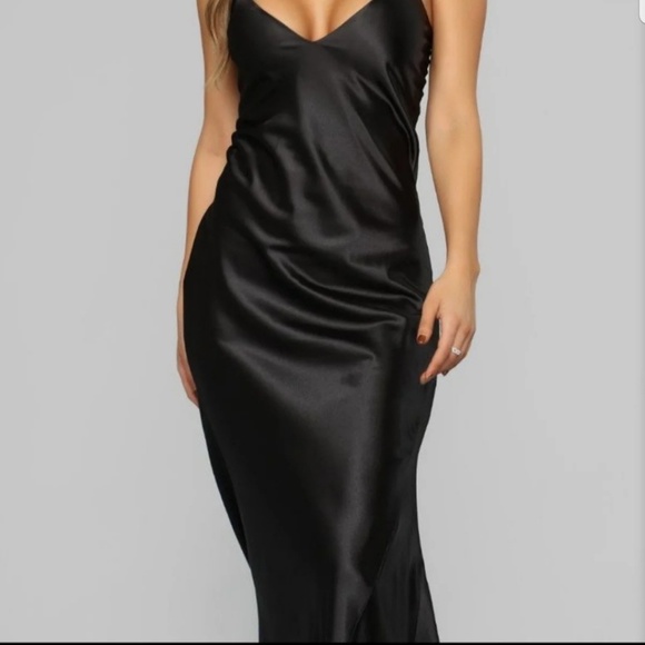 Figure Hugging Satin dress - Picture 2 of 5